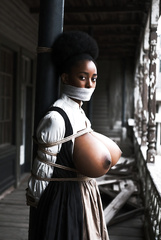 Ebony vitoriana bondage